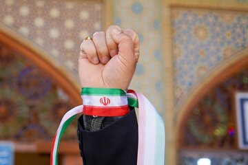 دست خدا با ماست، چون قیام کننده‌ایم