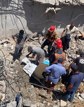 بعد نحو عامين.. انتشال جثامين 55 شهيدًا في غزة من تحت الأنقاض