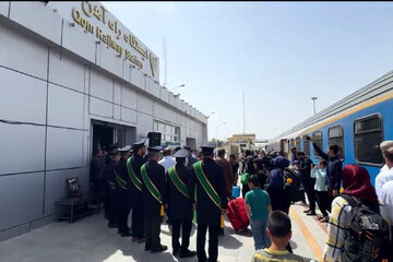 ویدیو | استقبال خادمان حرم بانوی کرامت از زائران خراسانی