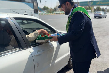 گزارش تصویری | استقبال سفیران کریمه اهل بیت(س) از مسافران قم در سالروز ورود بانوی کرامت به این شهر