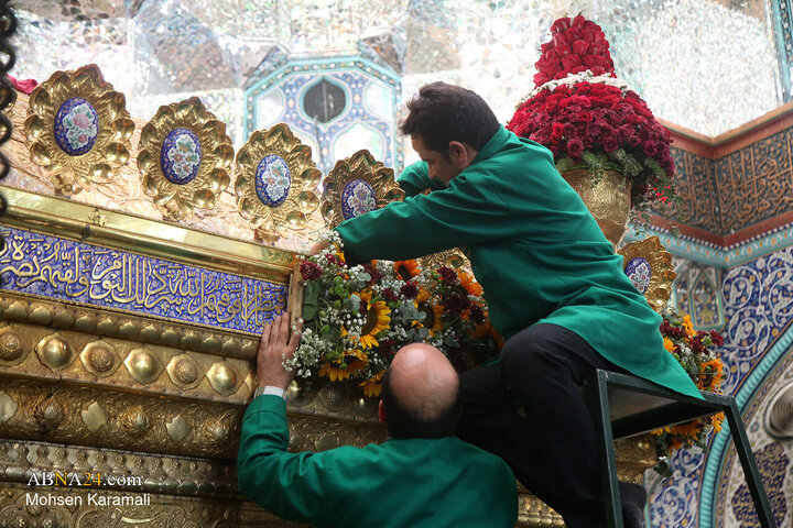 گل‌آرایی ضریح مطهر حضرت معصومه(س) در سالروز ورود بانوی کرامت به قم