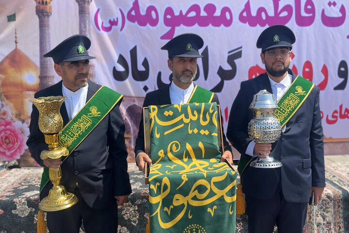 استقبال سفیران کریمه اهل بیت(س) از مسافران قم در سالروز ورود بانوی کرامت به این شهر