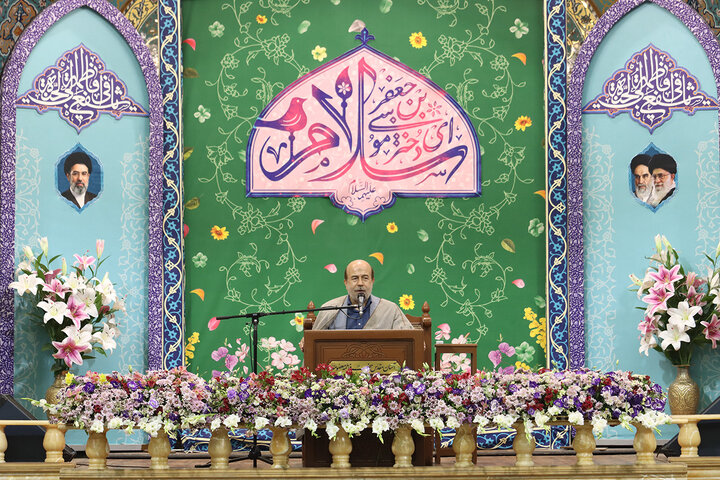 جشن ظهر سالروز ورود بانوی کرامت به قم در حرم مطهر