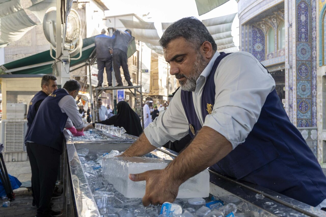 Al-Abbas's (p) Holy Shrine continue to provide services to visitors on Friday eve