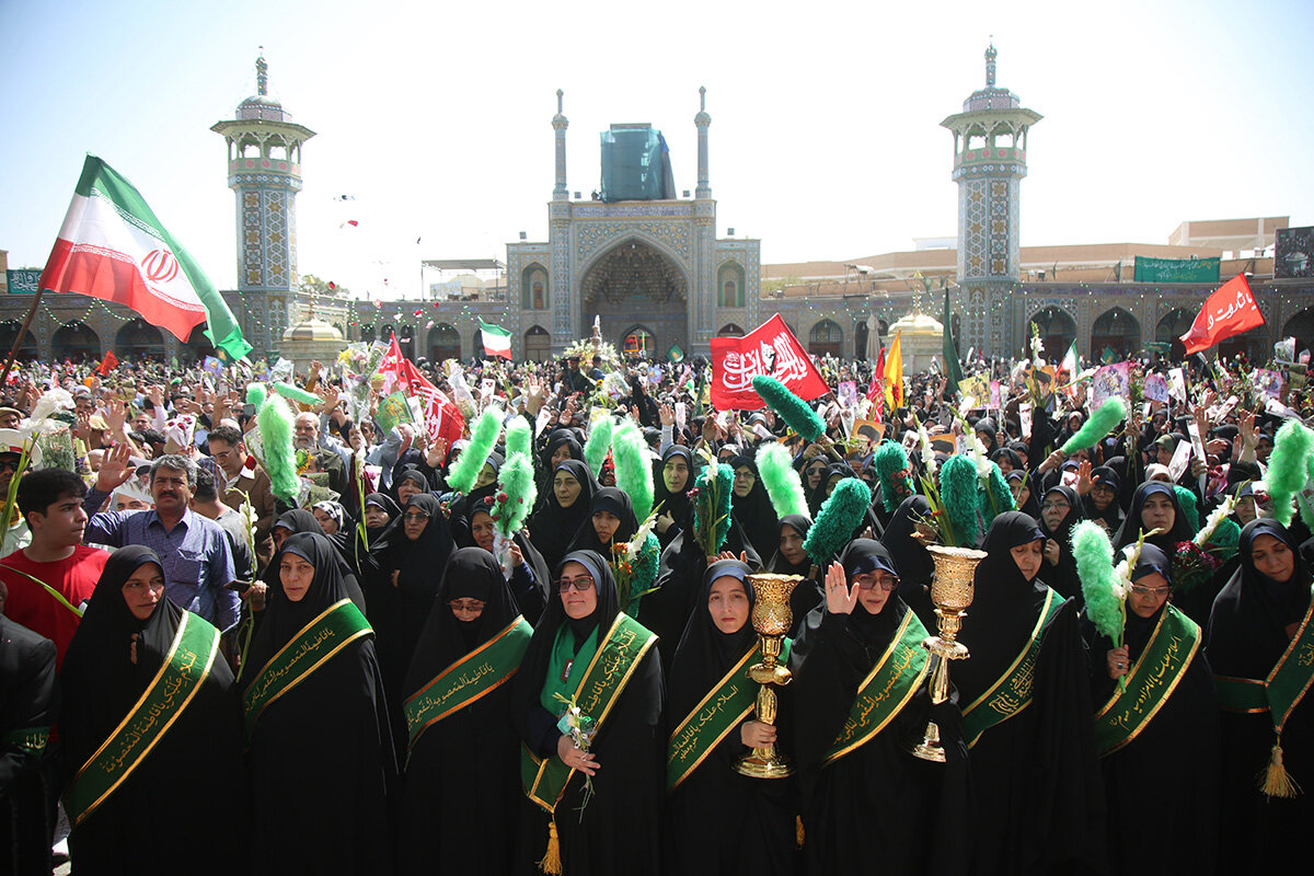 Galeri Foto: Lautan Warga Iran Peringati Hari Kedatangan Sayidah Fatimah Maksumah di Kota Qom (1)