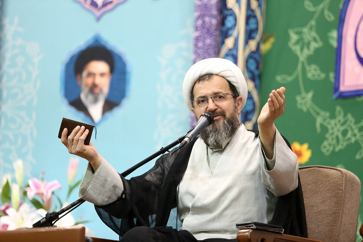 Hucetulîslam wel-Muslimîn Mandegarî şirove  kir:Pênc pîvanên alîkariya Veliyê Xwedê, bi îlham ji rêbaza jiyanê ya Hazretê Masûmeyê (s.x)
