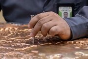 تقرير مصور/ إنجاز نقش المخطوطات الشعرية على الكتائب المعدنية لباب المحسن(ع) الفضي