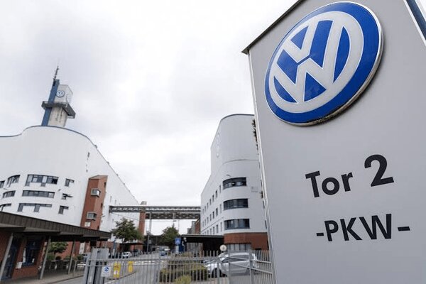 German Chancellor Vows to Protect Industrial Jobs Amid Volkswagen Restructuring