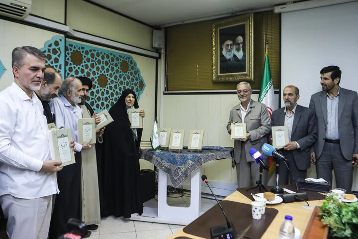 إزاحة الستار عن كتاب بعنوان "في حضرة القرآن" بسبعة مجلدات في إیران