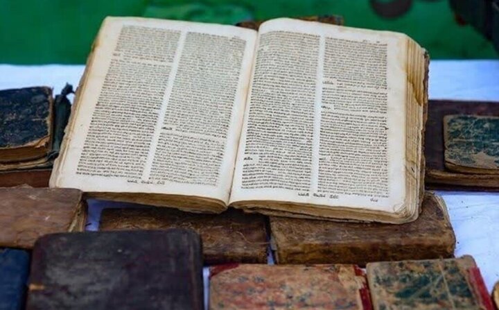 حوزة خراسان تسلم 972 مخطوطة بطبعة حجرية إلى العتبة الرضوية المقدسة