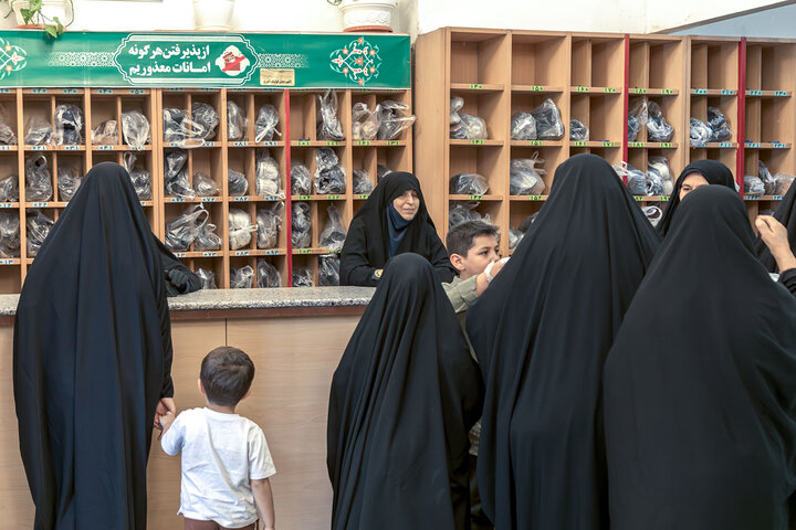خدمت در حریمی که خاک آستانش تاج افتخار است