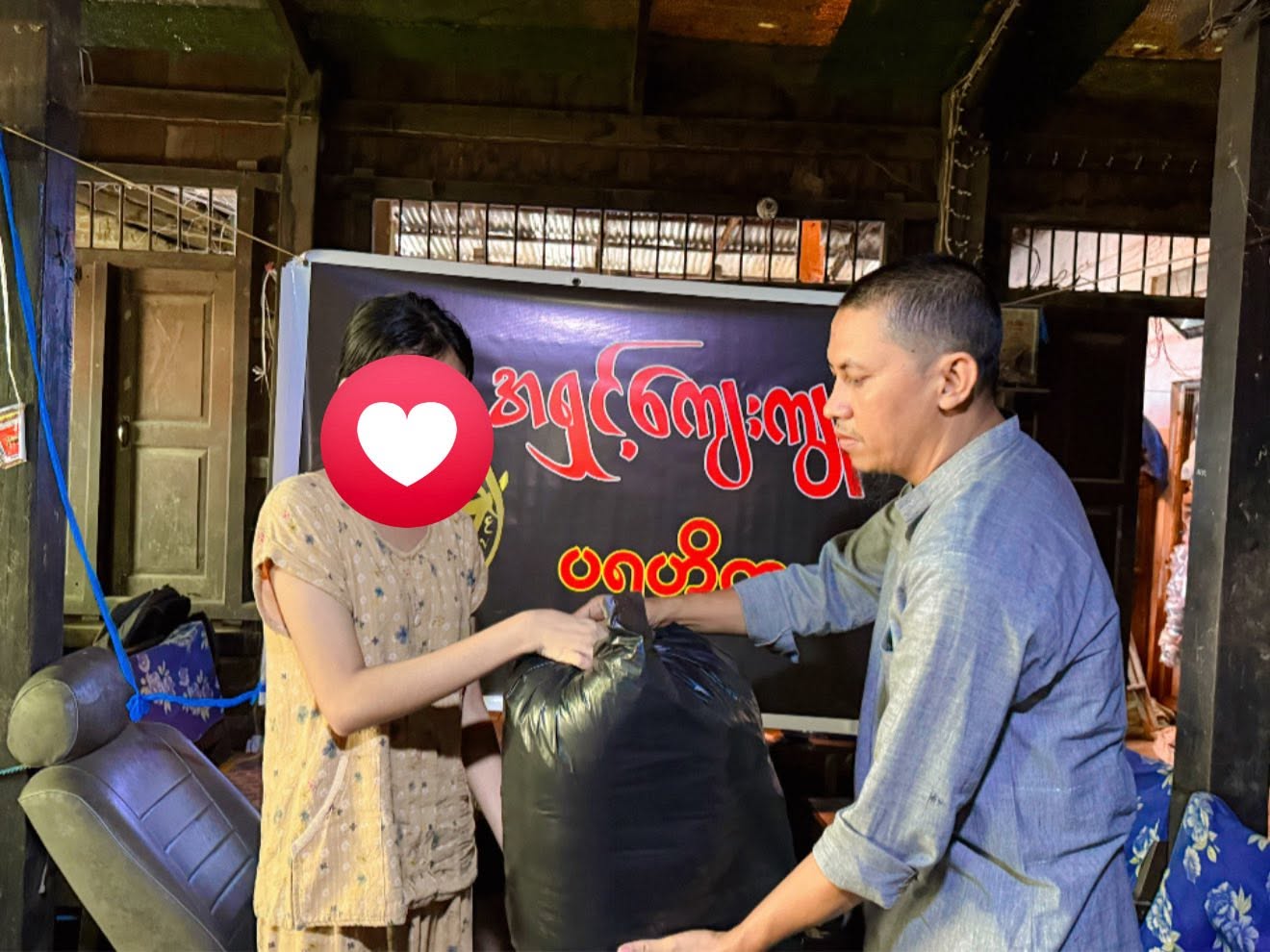 ဧရာဝတီတိုင်း လေးမျက်နှာ၊ အိုင်သပြုဒေသသို့ အလှူရှင်များက လှူဒါန်းမှုများ ပြုလုပ်။ ။ Photos