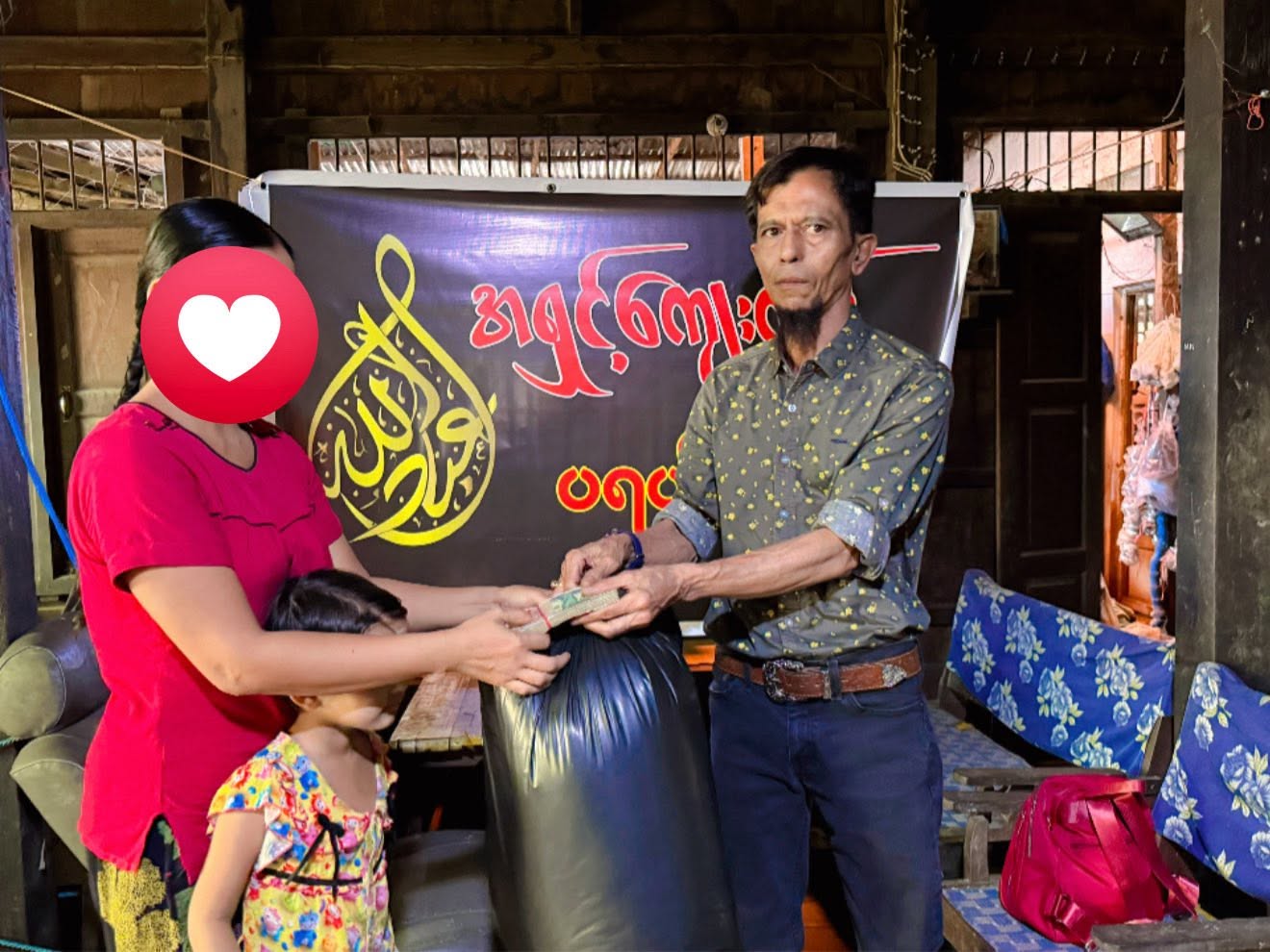ဧရာဝတီတိုင်း လေးမျက်နှာ၊ အိုင်သပြုဒေသသို့ အလှူရှင်များက လှူဒါန်းမှုများ ပြုလုပ်။ ။ Photos