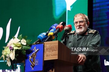 Serleşker Îzedî: Em li hember Amerîkayê bi xurtî rawestiyane / Em ne di bin zexta dijmin de ne