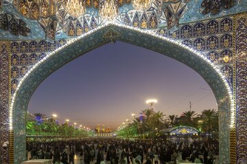 Informe fotográfico | Imágenes del ambiente en el luminoso Santuario del Abul Fadl al-Abbas (PB) en la pasada noche del jueves