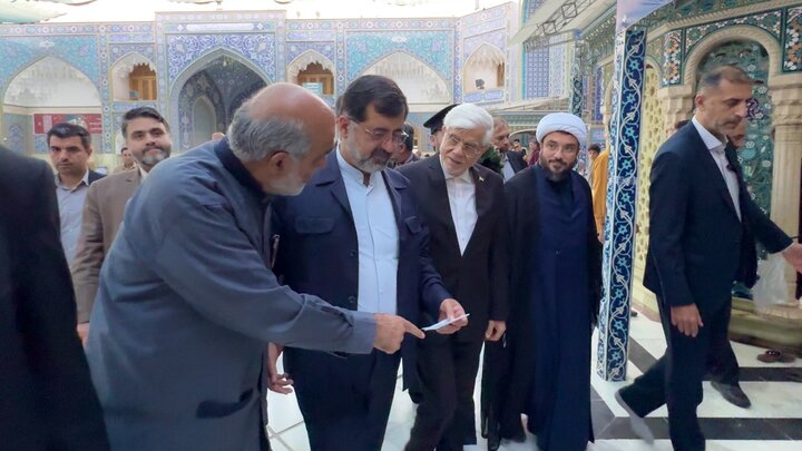 معاون اول رئیس‌جمهور به زیارت حرم بانوی کرامت مشرف شد
