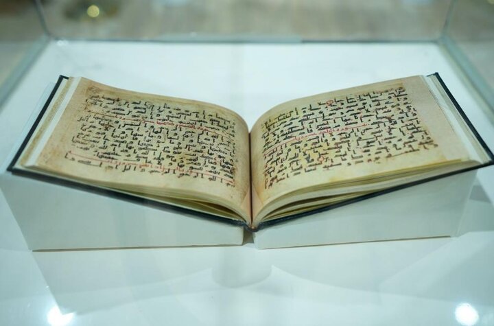 تقرير مصور/ العتبة العلويّة المقدّسة تعرض نسخة من مصحف أمير المؤمنين(ع) في معرض بغداد الدوليّ للكتاب