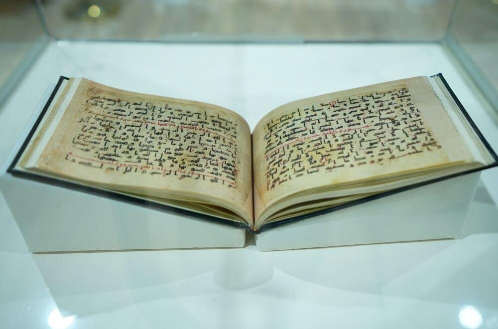 تقرير مصور/ العتبة العلويّة المقدّسة تعرض نسخة من مصحف أمير المؤمنين(ع) في معرض بغداد الدوليّ للكتاب