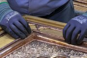 تقرير مصور/  تركيب القطع المعدنية على الهيكل الخشبي لباب العباس(ع)