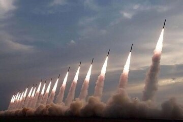 ئێران بنکەی ئەمریکا لە ئۆردۆنی تەختی زەوی کرد ؛ دەیان مووشەک ئاراستەی ئەمریکییەکان کرا