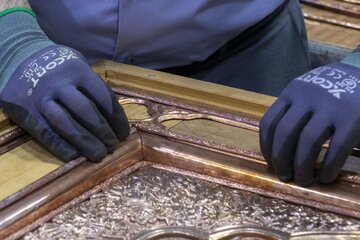 تقرير مصور/  تركيب القطع المعدنية على الهيكل الخشبي لباب العباس (عليه السلام)