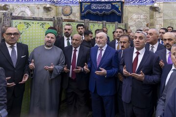 تقرير مصور/ رئيس الجمهورية العراقية يتشرف بزيارة مرقد أبي الفضل العباس (عليه السلام)