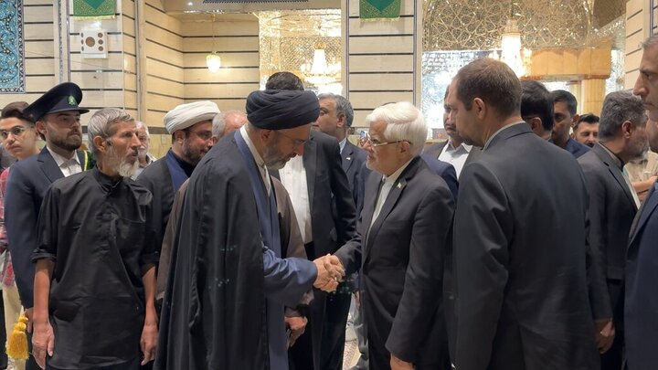 Photos: First Vice President visits Hazrat Masoumeh Holy Shrine