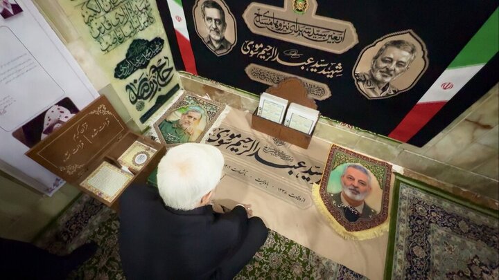 Photos: First Vice President visits Hazrat Masoumeh Holy Shrine