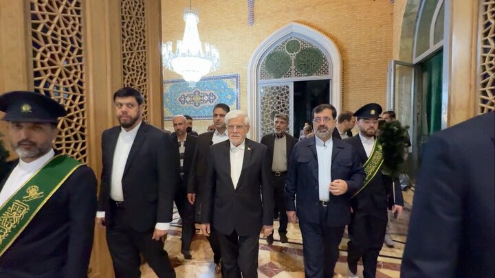 Photos: First Vice President visits Hazrat Masoumeh Holy Shrine