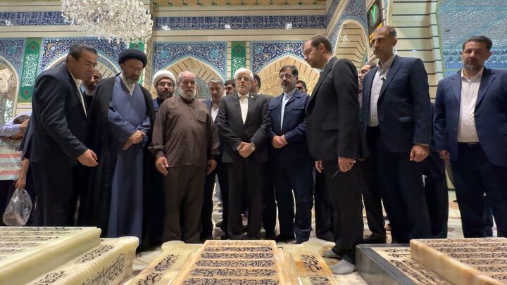 Photos: First Vice President visits Hazrat Masoumeh Holy Shrine