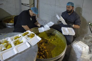 تقرير مصور/ تقديم وجبات الطعام لزائري مرقدي الإمام الحسين وأخيه أبي الفضل العباس (عليهما السلام)