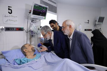 عیادت نمایندگان رهبر معظم انقلاب از موسوی گرمارودی چهره ماندگار شعر و ادبیات
