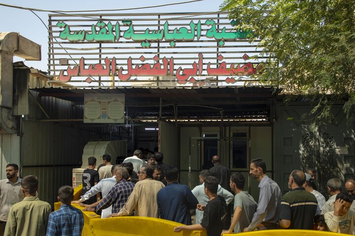 تقرير مصور/ تقديم وجبات الطعام لزائري مرقدي الإمام الحسين وأخيه أبي الفضل العباس (عليهما السلام)
