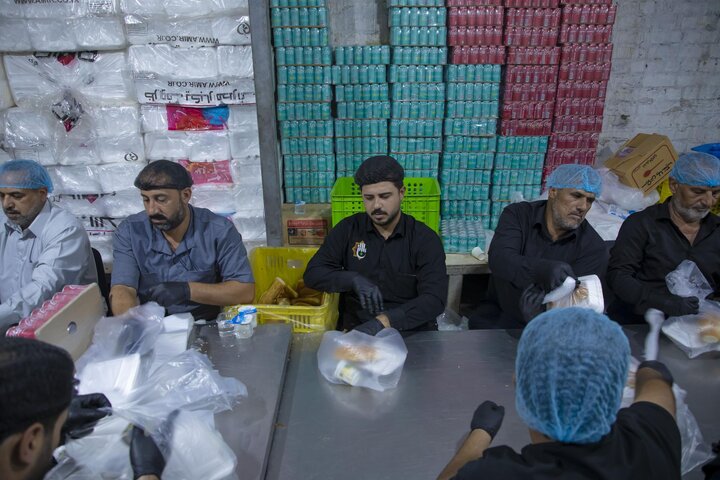 تقرير مصور/ تقديم وجبات الطعام لزائري مرقدي الإمام الحسين وأخيه أبي الفضل العباس (عليهما السلام)