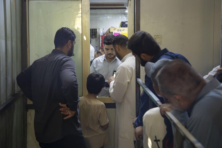 تقرير مصور/ تقديم وجبات الطعام لزائري مرقدي الإمام الحسين وأخيه أبي الفضل العباس (عليهما السلام)