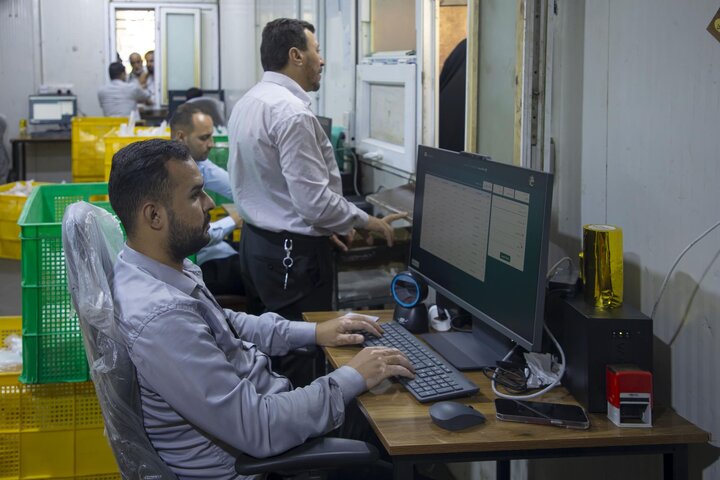 تقرير مصور/ تقديم وجبات الطعام لزائري مرقدي الإمام الحسين وأخيه أبي الفضل العباس (عليهما السلام)