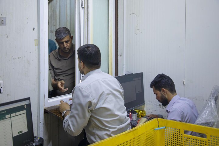 تقرير مصور/ تقديم وجبات الطعام لزائري مرقدي الإمام الحسين وأخيه أبي الفضل العباس (عليهما السلام)