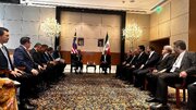 Rais Pezeshkian Akutana na Waziri Mkuu wa Malaysia Pembezoni mwa Mkutano wa BRICS