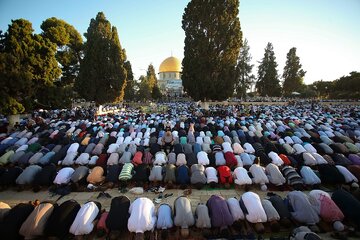 Tens of thousands of Palestinians perform Friday prayer at Aqsa amid Israeli restrictions