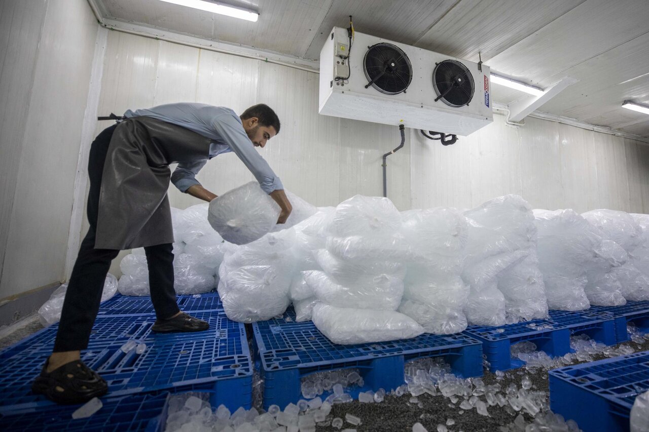 Al-Abbas Shrine provides crystal ice to visitors and residents of Karbala