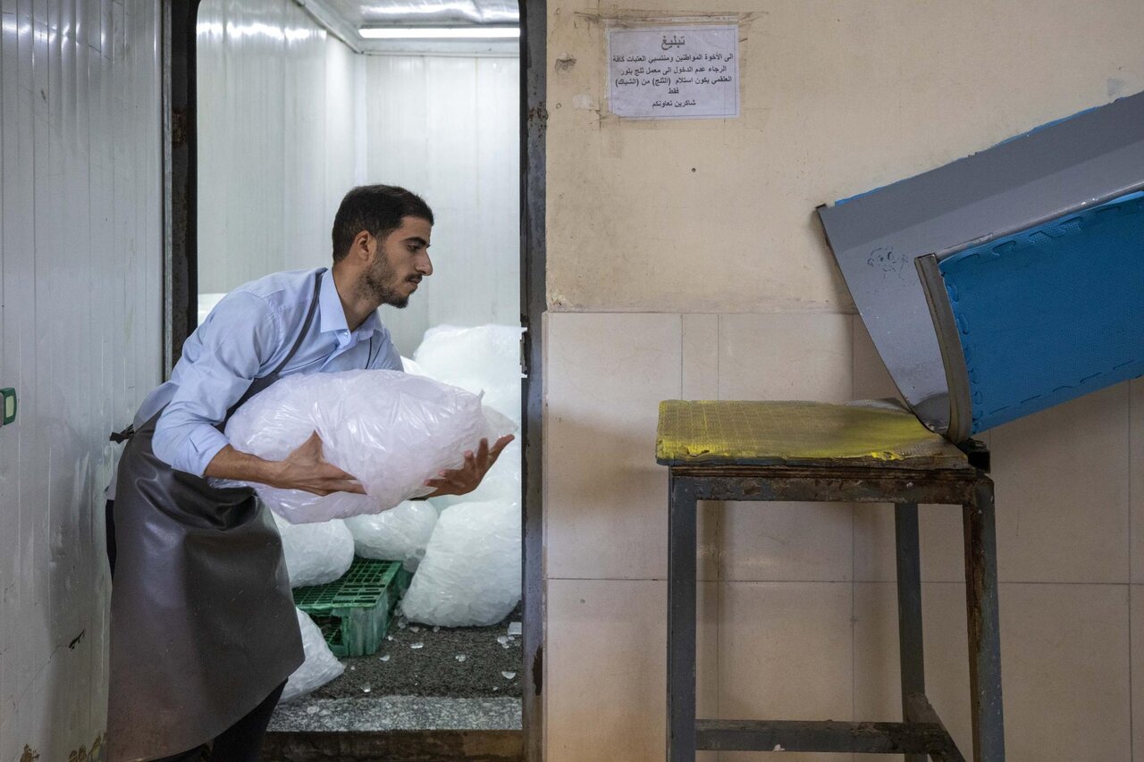 Al-Abbas Shrine provides crystal ice to visitors and residents of Karbala