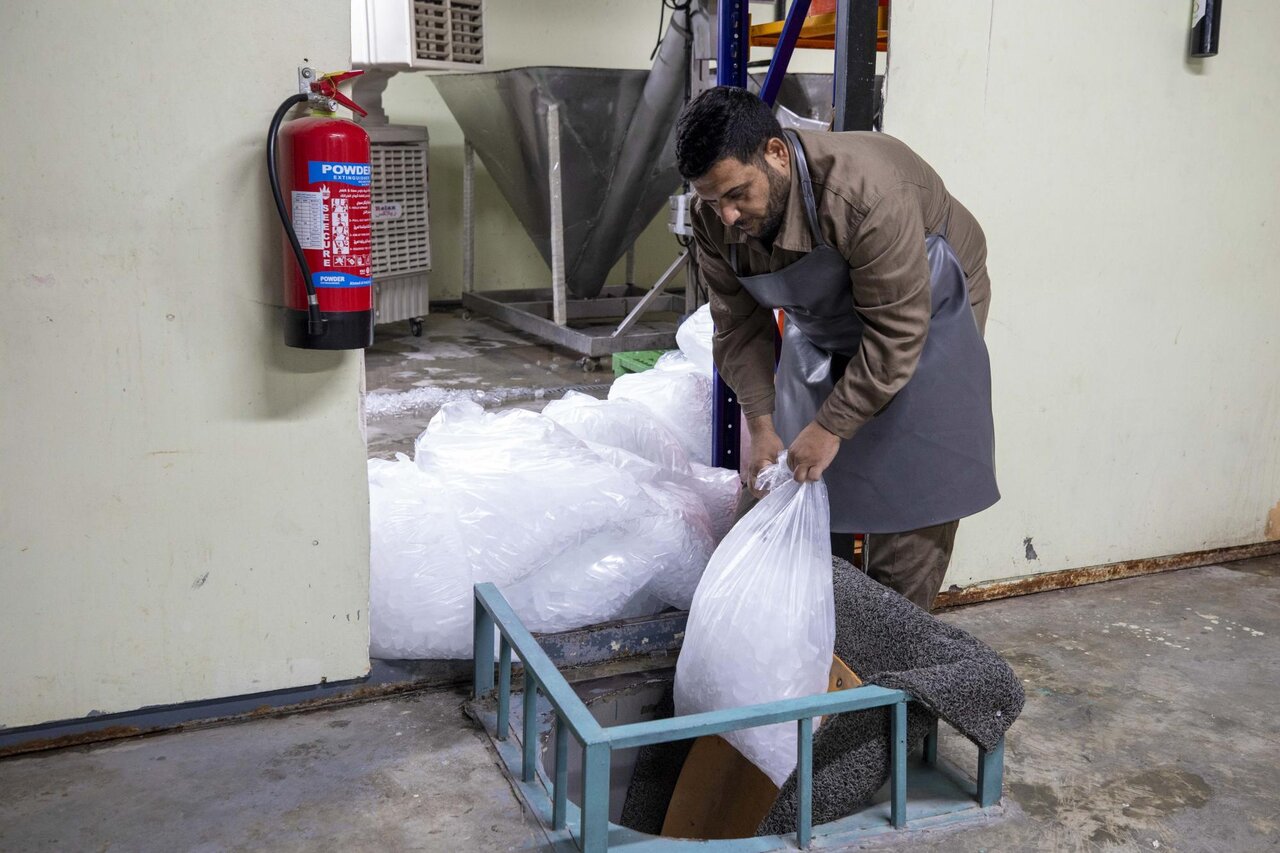 Al-Abbas Shrine provides crystal ice to visitors and residents of Karbala