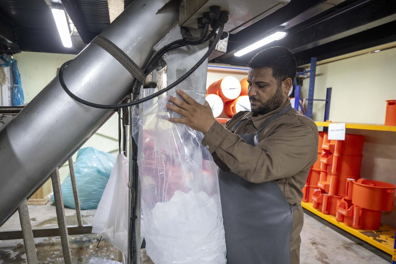 Al-Abbas Shrine provides crystal ice to visitors and residents of Karbala