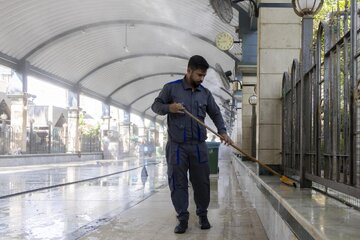 Bayn Al-Haramayn Department implements a service campaign to clean central courtyard (+Photos)