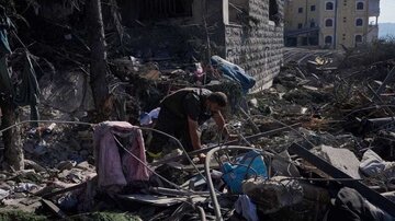 قوات الإرهاب الإسرائيلية تكثف ضرباتها على جنوب لبنان وتقصف جنوب سوريا