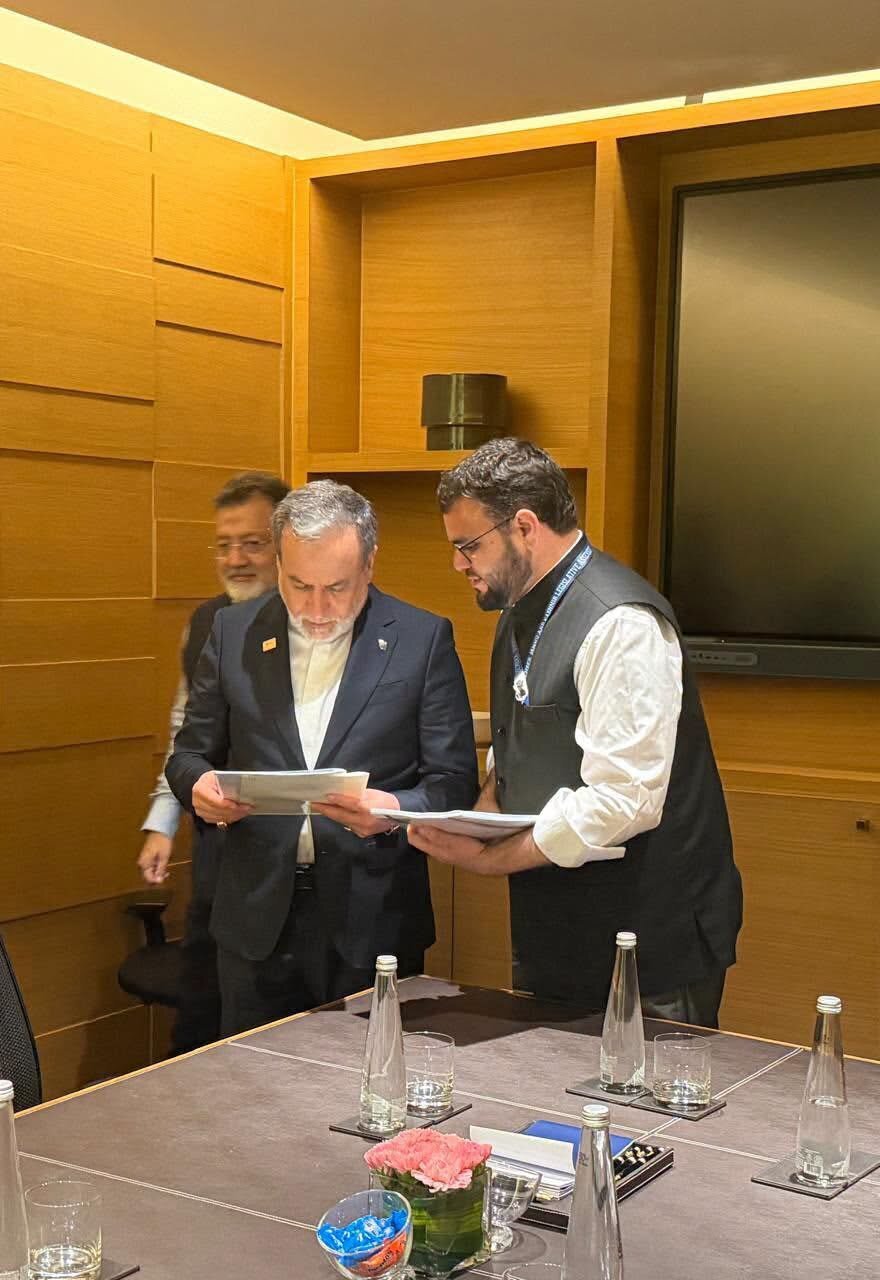 Foto / Keşmirli Liderler, Yeni Delhi’deki BRICS Zirvesi Marjında İran Dışişleri Bakanı Arakçi ile Bir Araya Geldi