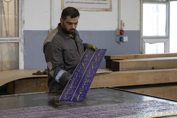 تقرير مصور/ تهيئة الكتائب النحاسية الخاصة بنص زيارة أبي الفضل العباس (عليه السلام)