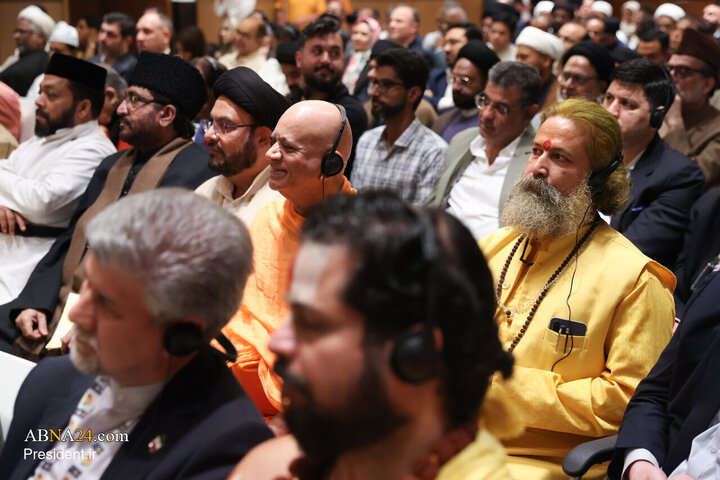 Photos: Iran's President meets with religious leaders, elites in New Delhi