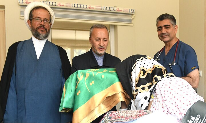 گزارش تصویری/ حضور خادمین آستان مقدس حضرت عبدالعظیم(ع) در بیمارستان فیروزآبادی