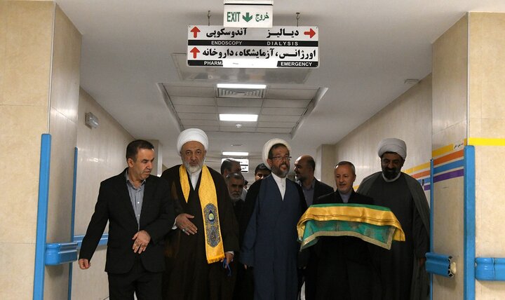 گزارش تصویری/ حضور خادمین آستان مقدس حضرت عبدالعظیم(ع) در بیمارستان فیروزآبادی